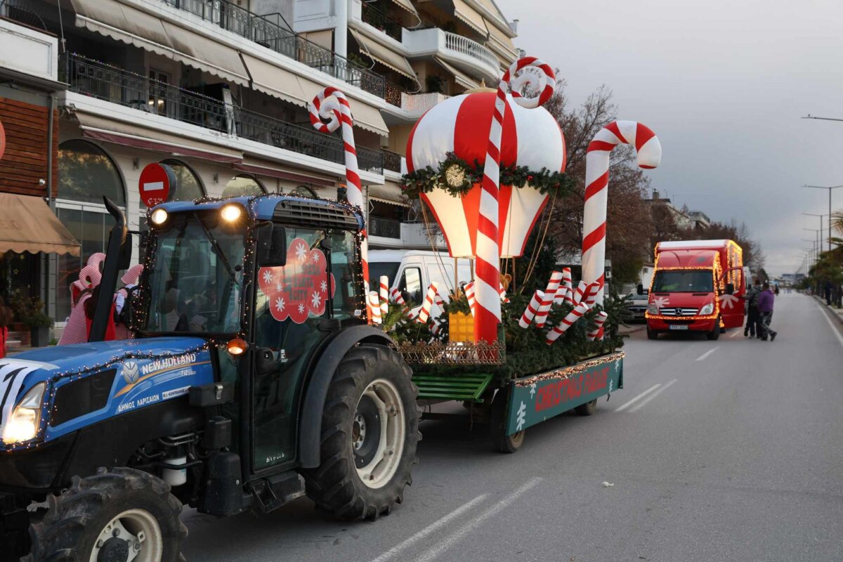 Δεν άρεσαν τα Χριστουγεννιάτικα άρματα στη Λάρισα – βροχή τα επικριτικά σχόλια